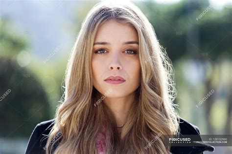 Beautiful Blonde Young Woman — City Stunning Stock Photo 128152980