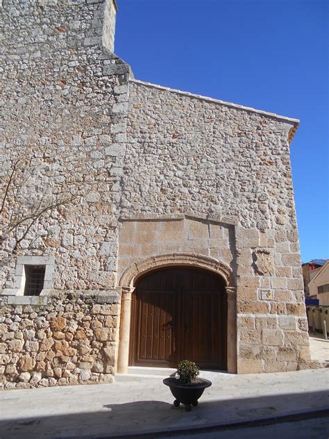 Iglesia De Santa Magdalena Puerta Con Arco Carpanel Y Blasón Junto A