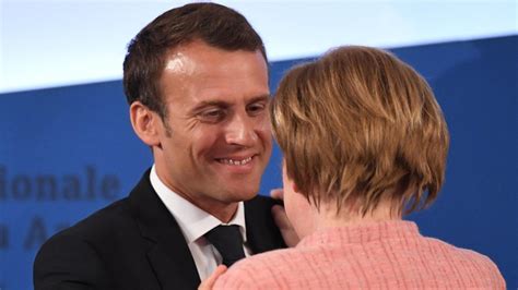 Emmanuel Macron Mit Karlspreis Ausgezeichnet Br24