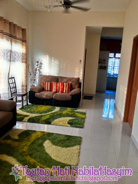 Engsel pintu yang satu ini memiliki bentuk menyerupai tabung besi dengan lubang pada bagian tengah seperti silinder guna menempatkan inti putaran engsel. Tautan Hati NabilaHasyim: RUANG TAMU : Susunan sofa ...