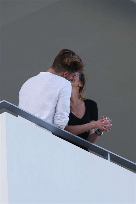 Katie Cassidy Kissing Her New Boyfriend On The Balcony 01 Gotceleb