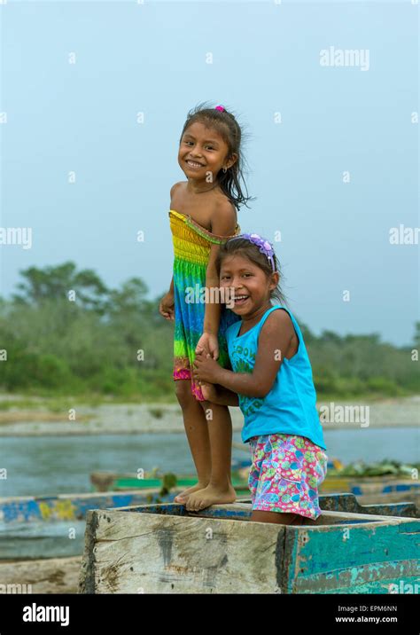 La Provincia De Darién Panamá Bajo Chiquito Tribu Embera Niños