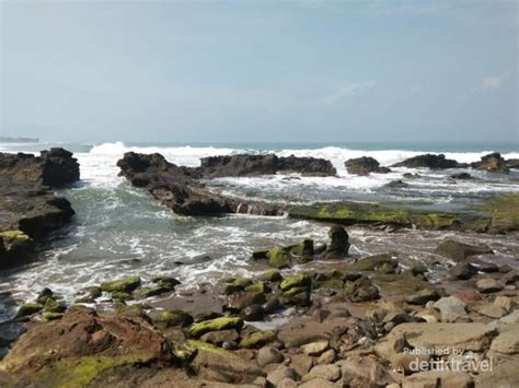 Nah, anda penasaran bagaimana rasanya gowes di ketinggian karang para sekaligus menikmati sensasi membopong sepeda untuk nyelfie di atas jembatan cinta? Pantai Karang Hawu, Destinasi Kamu Selanjutnya di Sukabumi