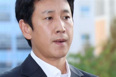 Biodata Lee Sun Kyun Penyebab Aktor Parasite Meninggal Di Mobil Desember Sempat Kena