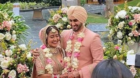 Neha Kakkar And Rohanpreet Singh Pose As A Bride And Groom In New Pic Seen Yet Television News