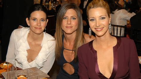 Jennifer Aniston Lisa Kudrow And Courteney Cox Reunite And Fans Are