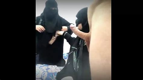 Árabe Argelino Hijab Sexo Cornudo Esposa Su Hermanastra Le Da Un Regalo A Su Marido Saudita