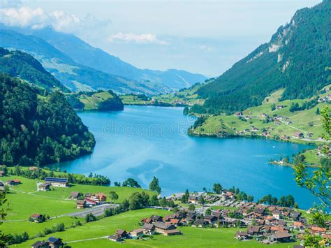 Le Beau Lac Lungern Et Le Village De Brunig Passent La Suisse Image