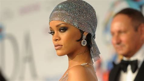 Rihanna Is Officially A Billionaire Thanks To Fenty Beauty