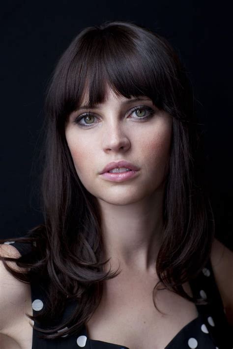 Felicity Jones In 2021 Felicity Jones Hairstyles With Bangs Round