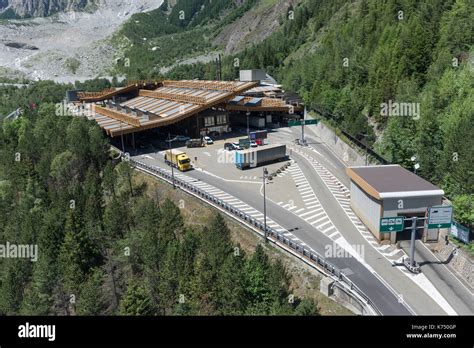 Tunnel Du Mont Blanc Et La Station De Péage Dentrée Du Tunnel Sur Le