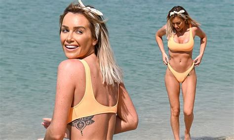 Love Island S Laura Anderson Shows Off Gym Honed Figure In Bikini Daily Mail Online