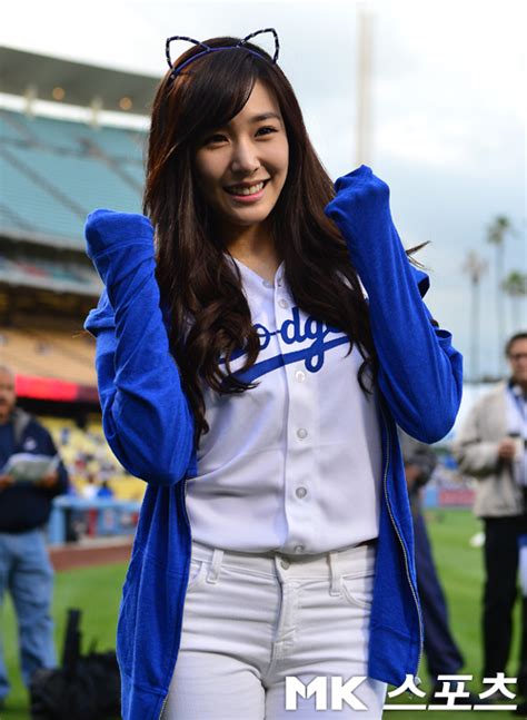 Tiffany Throws First Pitch At La Dodgers Game Snsd Korean