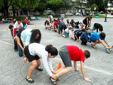 Jugar al aire libre estimula la imaginación y la creatividad de los niños, ya que es un escenario idóneo para inventar juegos e imaginar situaciones. actividades juegos para niños al aire libre sin material