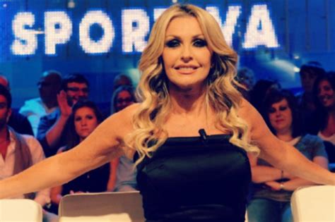 Peccato che qualcuno continui ad accanirsi contro la ferrari dandole della barbie, una su tutte la cantante syria. Domenica Sportiva, Paola Ferrari contro Sabrina Gandolfi ...