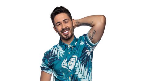 O influenciador comentou sobre ter retirado sua harmonização facial, e fez a mesma recomendação para o cantor. Carlinhos Maia - 06/03/2020 - Paulínia