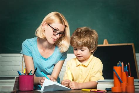 Niños Y Maestros Cerca De Pizarra En Las Aulas Escolares Profesor