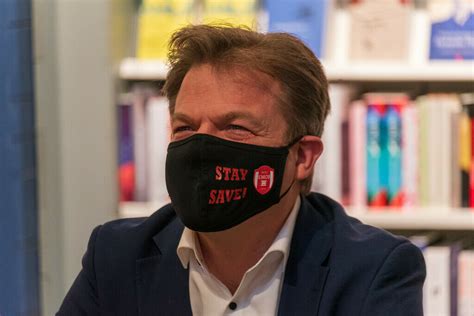 Omtzigt legt zijn woordvoerderschap voor nu neer en kijkt daarna wat er gebeurt. Tweede Kamerlid Pieter Omtzigt signeert boeken in Zwolle ...