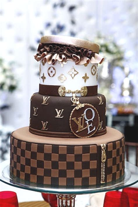 At her birthday, beautifully design girlfriend birthday cake will definitely attract the attention of your friend. 30 Best Designer Fashion Birthday Cakes - TrendSurvivor