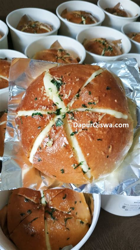 It's a cool take of the korean cheese garlic bread: Korean Garlic Cream Cheese | DapurQiswa.com