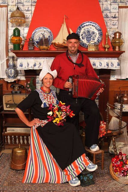 klederdracht in holland foto s one more image of volendam ladies with very impressive high
