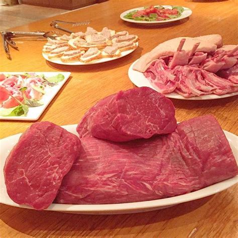 肉 肉 肉🍖 ・ ・ 美味しすぎか！ ・ ・ ロブションのシェフのご飯会に呼んでもらいましたー♪ ・ ・ これも完全紹介制の会なので
