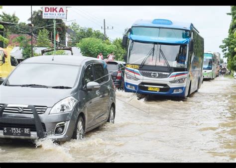 Jalan Raya Di Madiun Terendam Banjir ANTARA Foto