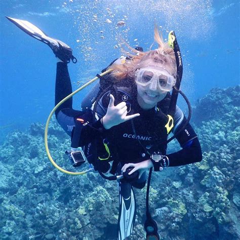 “bikini Biologist” Becomes Padi Instructor After Completing Idc With