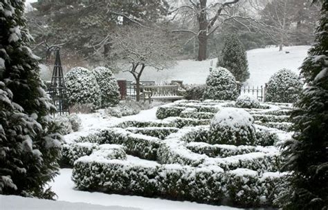 21 Beautiful Winter Gardens With Snow Capped Plants And Smart Layout Design