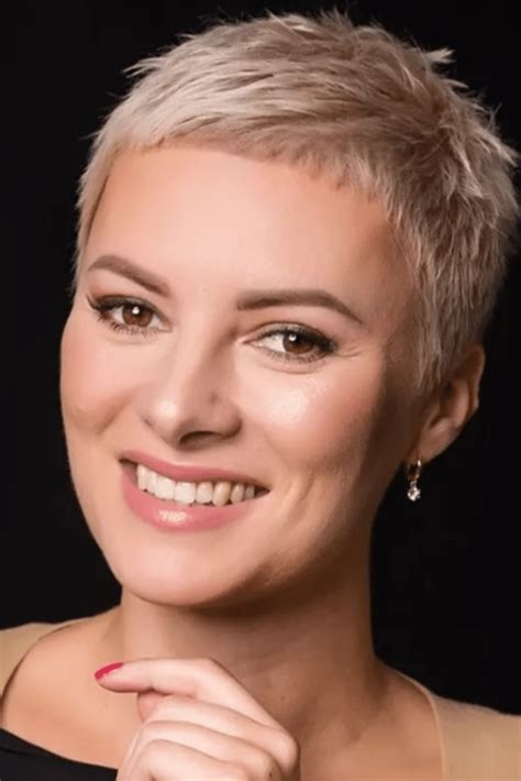 Ragyogás haladó izom ultra short haircut girl Virágzik istálló áll