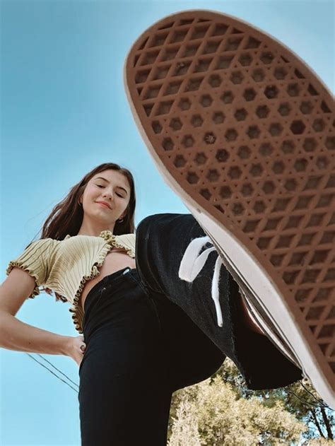 Pin by 𝐆𝐞𝐧𝐣𝐢 on 𝐅𝐞𝐦𝐚𝐥𝐞𝐅𝐂 in Victory pose Girl senior pictures Shoe worship