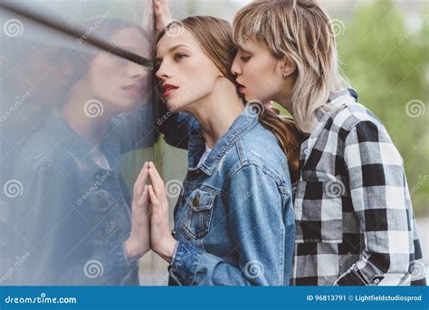 Jong Sensueel Lesbisch Paar Die In Openlucht Omhelzen Stock Afbeelding