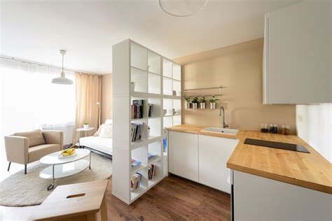 Eine wohnungseingangstür verleiht ihrer wohnung einen individuellen charakter und bietet schutz. Ikea Interior des Ein-Zimmer-Wohnung, Bratislava, Slowakei ...