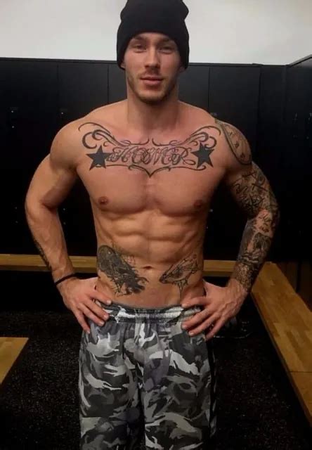 SHIRTLESS MALE MUSCULAR Hunk Jock Locker Room Tattooed Dude PHOTO 4X6