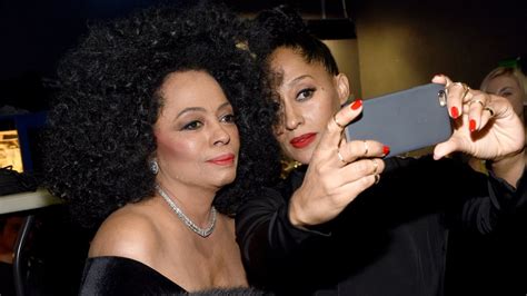 Diana ernestine earle ross, más conocida como diana ross (detroit, míchigan, 26 de marzo de 1944), es una cantante y actriz estadounidense. Dentro de la relación de Tracee Ellis Ross con su madre ...