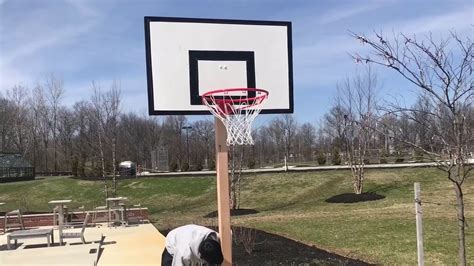 I disse dager mange mennesker har en basketball mål i deres oppkjørselen eller verksted. How to make a Homemade Basketball Hoop from scratch - YouTube