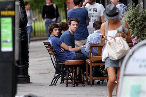 Bbc radio 1 presenter nick grimshaw to discuss his decision to leave the breakfast show, his famous friends and his rumoured romance with harry styles. Harry Styles Photos - Harry Styles and Nick Grimshaw in ...
