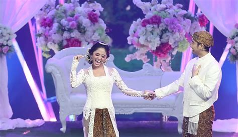 Potret Keceriaan Dewi Perssik Saat Resepsi Pernikahan Photo