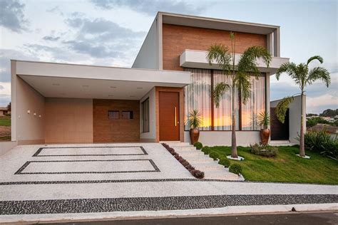 Fachada De Casa Térrea Com Pé Direito Duplo Estilo Contemporâneo