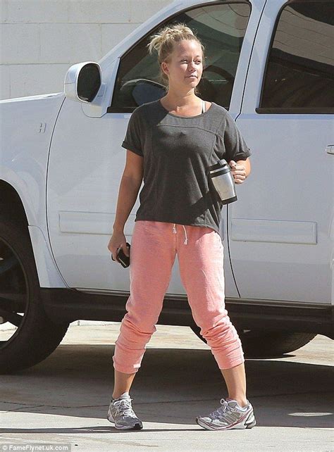 Kendra Wilkinson Goes Makeup Free And Sports A Cheery Disposition Kendra Wilkinson Work Wear