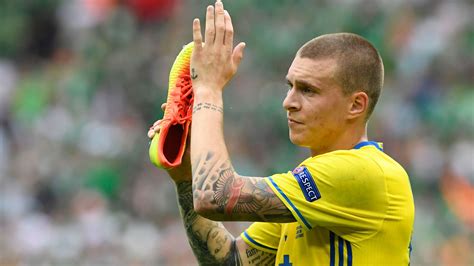 Lindelöf salary & net worth revealed. Manchester United transfer news: Who is Manchester United ...