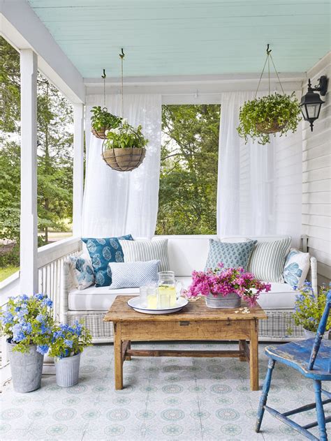 How To Decoratecountryliving Farmhouse Front Porches Small Front