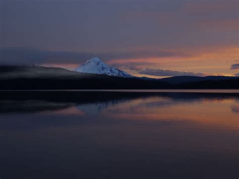 Download Wallpaper 1024x768 Mountain Hills Reflection Lake Twilight