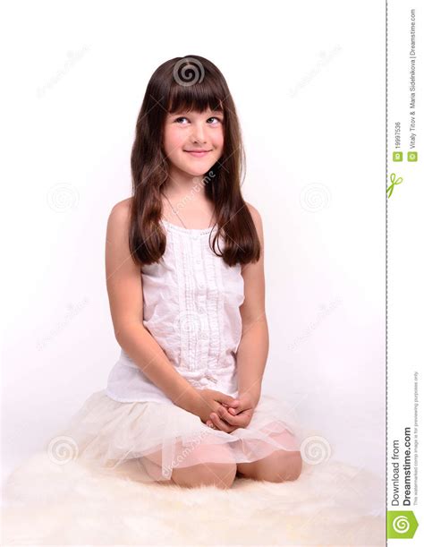 Klein Meisje In Engelachtig Kostuum Op Witte Wolk Stock