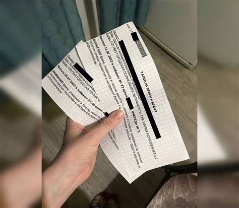 В петербургской поликлинике начали выдавать талоны на тетрадных листах