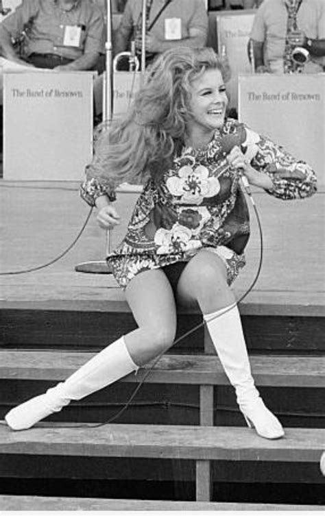 Ann Margret Visiting And Entertaining Our American🇺🇸troops During A 1960s