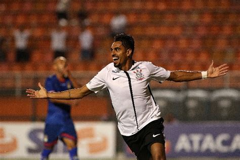 Com Queda De Energia E Gol De Júnior Dutra Corinthians Goleia São