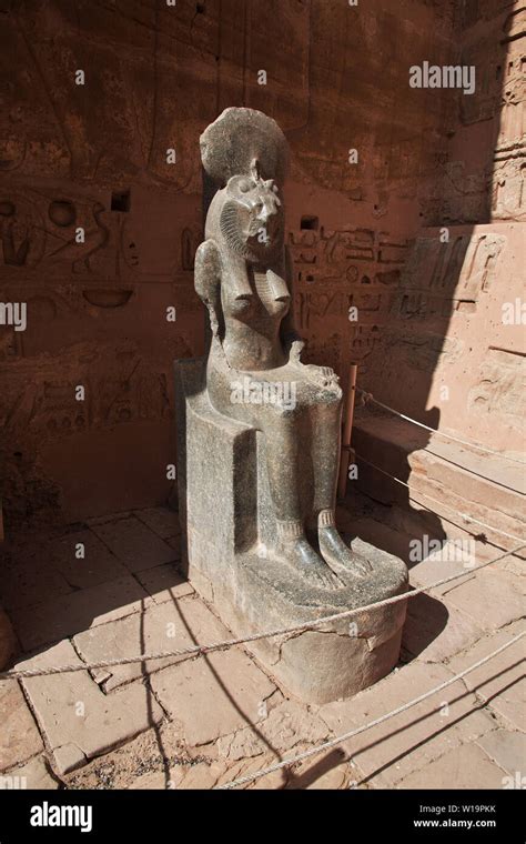 The Temple Of Medinet Habu In Luxor Egypt Stock Photo Alamy