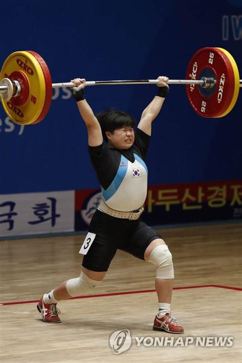 본 영상은 해당 지역에서 시청할 수 없습니다. 김한솔, 전국역도대회 여자 고등부 64㎏급 우승 - 매일경제