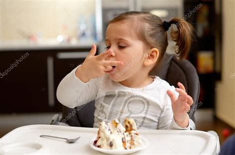 Linda Niña Comiendo Pastel Fotografía De Stock © Bereta 10728213